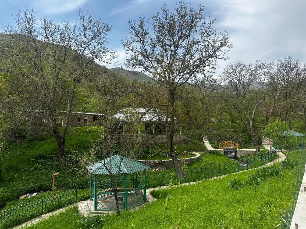 Hayat Guesthouse Nuratau Mountain Yukary-Ukhum Exterior photo